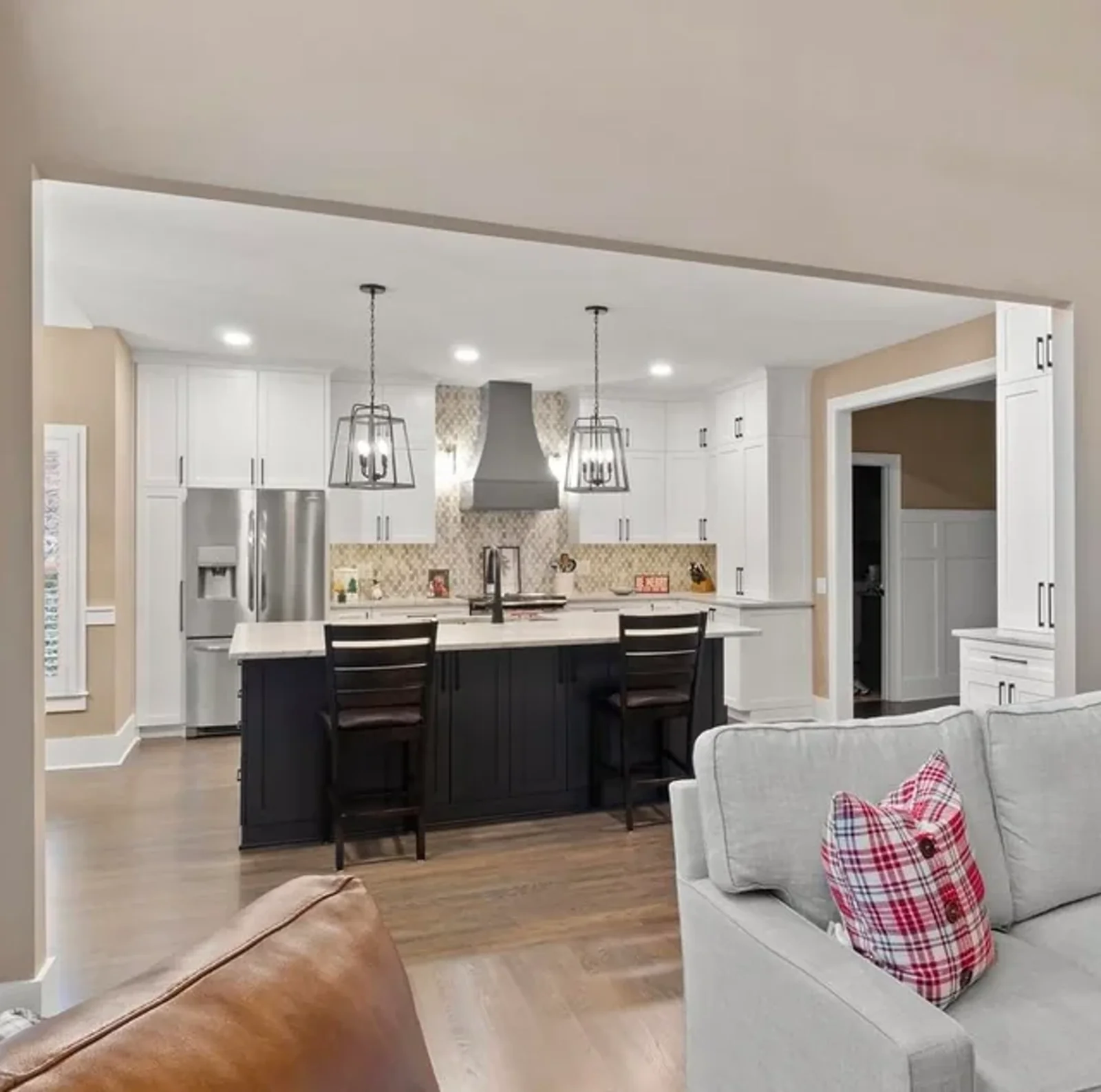 Cocina de diseño en Fuengirola con mobiliario de nogal fresado, encimeras de porcelánico calacatta e iluminación LED empotrada de bronce.