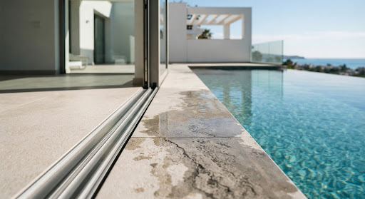 Villa de lujo reformada en la Milla de Oro de Marbella con suelos continuos de caliza, cristaleras correderas y piscina infinita.